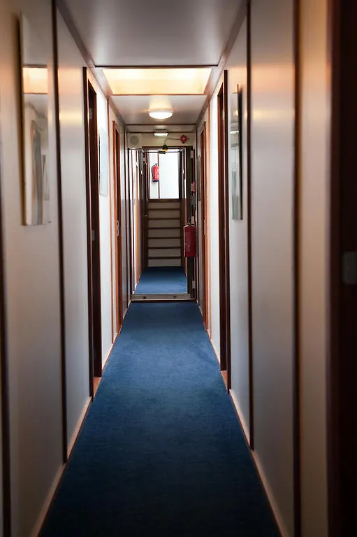 ** Отель Hotelboot Sarah Нидерланды